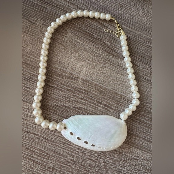 Pearl and Shell Necklace New - Picture 2 of 4
